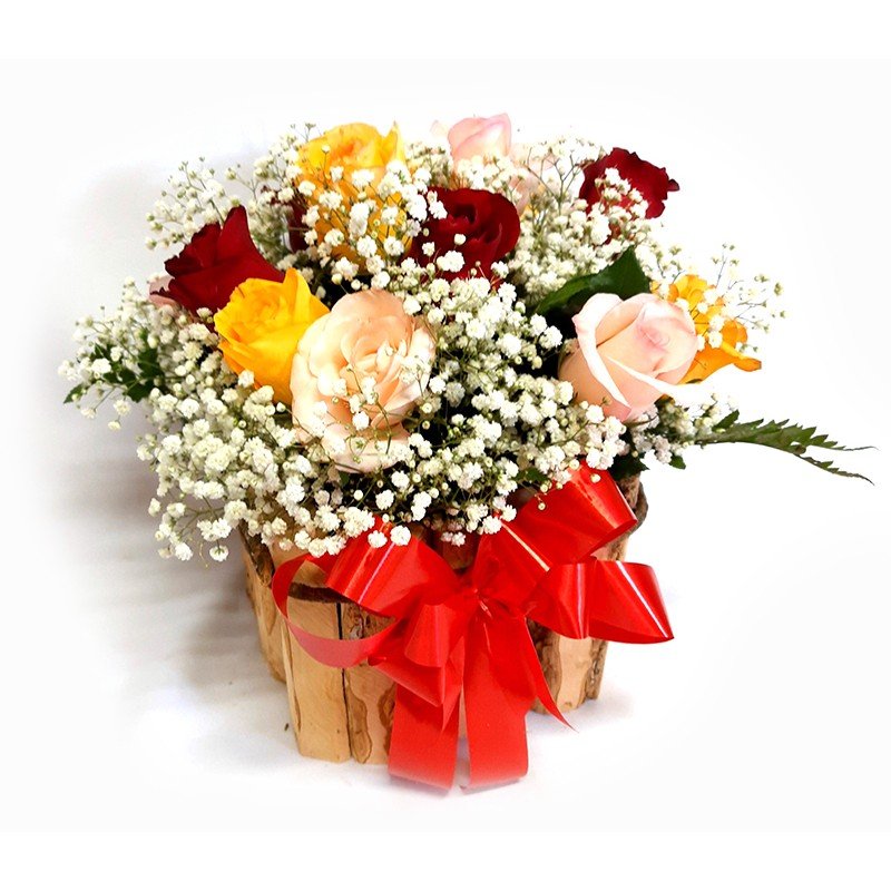 Arranjo com 12 Rosas Coloridas no Cachepô de Madeira